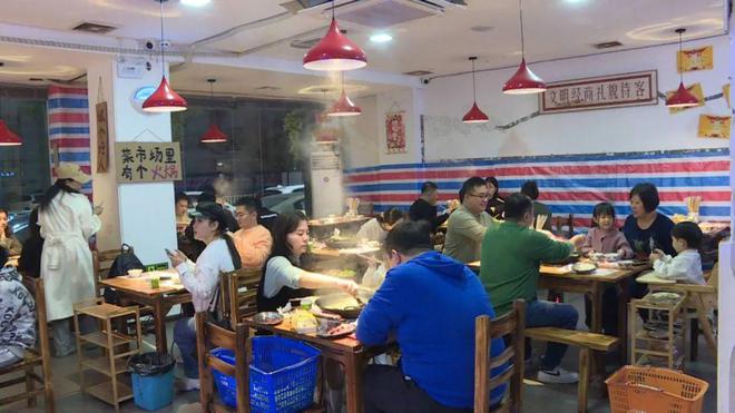 经济”创意火锅“食”不停开元棋牌冷空气带火“暖(图1)